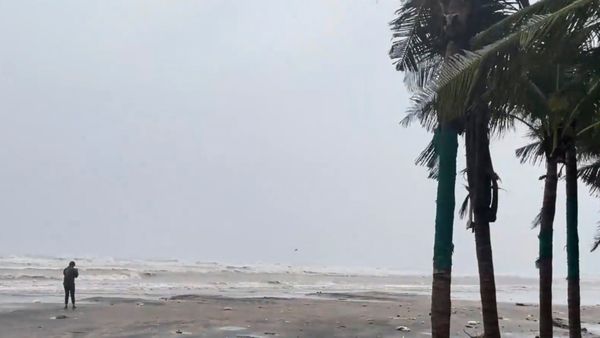 একদিকে জোড়া নিম্নচাপ, অন্যদিকে বাড়ছে শীত! কোনদিকে মোড় নিচ্ছে বঙ্গের আবহাওয়া? জানুন