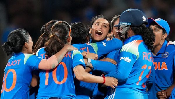 মিতালির হাতে বিশ্বকাপ, চোখে জল ঝুলনের! আবেগে ভাসল ভারতীয় মহিলা ক্রিকেটের সোনালি অধ্যায়