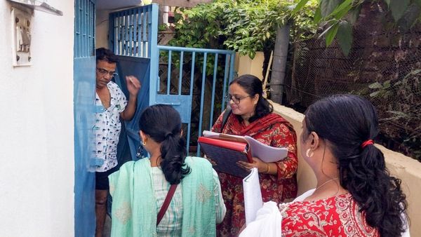 এই জেলায় সন্ধান নেই ৭ হাজারেরও বেশি ভোটারের! কোথায় গেলেন? SIR ফর্ম দিতে গিয়েই ফাঁস হচ্ছে ঘটনা