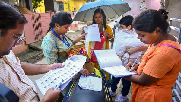 SIR-এর ফর্মে এই ভুল? জেল হতে পারে আপনার! কোন জায়গায় সাবধান হতে হবে? জানুন