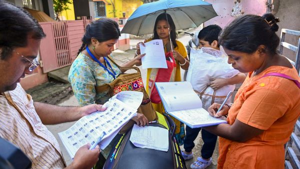 SIR-এর টানে বাড়িতে হাজির 'মৃত' ব্যক্তি! কীভাবে সম্ভব? নথি যাচাইয়ের জন্য ফিরলেন বাড়ি, চাঞ্চল্য এলাকায়