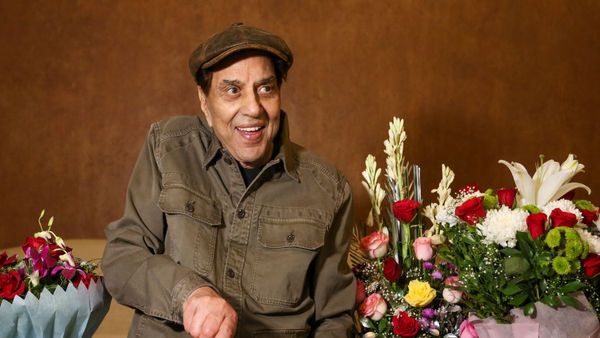 যে সংলাপ আজও কানে বাজে! ধর্মেন্দ্রর অমর ডায়লগ, যা ভারতীয় সিনেমার হৃদয়ে চিরজীবী, জানুন