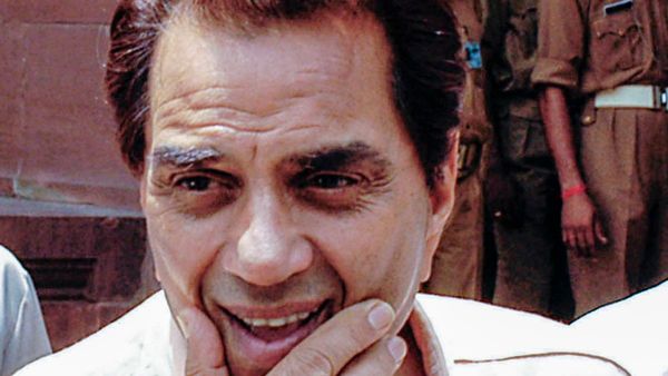 অভিনয়ের হাতেখড়ি থেকে বলিউডের হিম্যান হয়ে ওঠা, সিনেমায় ধর্মেন্দ্রর যাত্রাপথ কেমন ছিল?