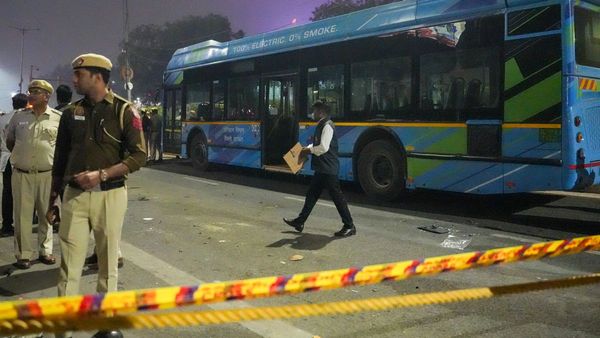 দিল্লি বিস্ফোরণের সঙ্গে জড়িত সন্দেহজনক গাড়ির খোঁজ মিলল ফরিদাবাদে, মালিক কে?