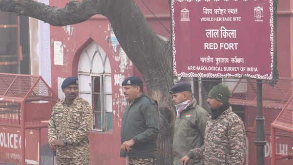 দিল্লিকাণ্ডে নতুন CCTV ফুটেজ প্রকাশ্যে! বিস্ফোরণের আগে উমর কোথায় গিয়েছিলেন? কী করছিলেন সেখানে? ফাঁস সবটা