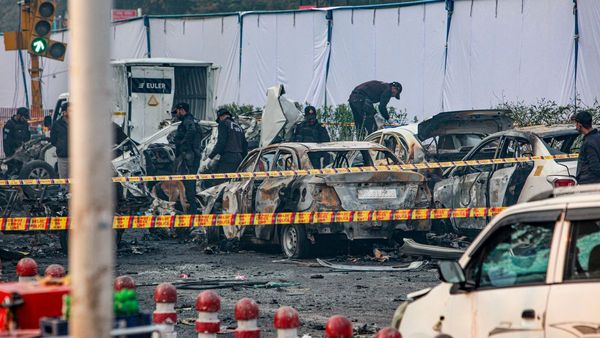 লালকেল্লায় বিস্ফোরণ আত্মঘাতী হামলাই, গাড়িতে আইইডি বোঝাই করেই হয়েছিল নাশকতা, আর কী উঠে এল এনআইএ তদন্তে