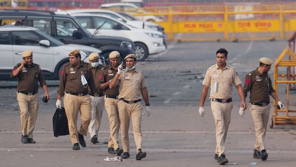 লালকেল্লার ঘটনায় জড়িত সন্দেহে দুই চিকিৎসককে ধরল দিল্লি পুলিশ, এফআইআর আল ফালাহ বিশ্ববিদ্যালয়ের বিরুদ্ধে