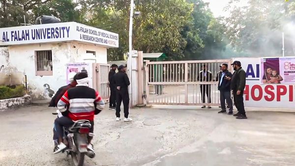 দিল্লি বিস্ফোরণের পর নজরে আল ফালাহ! সন্দেহের তালিকায় ২০০ জন, কারা তারা?