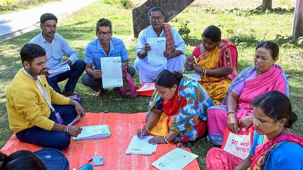 পশ্চিমবঙ্গে এসআইআর-এর এনুমারেশন ফর্ম বিলি প্রায় সম্পূর্ণ, শনিবার পর্যন্ত হিসাব দিল নির্বাচন কমিশন