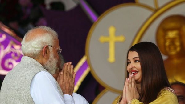 সত্য সাইবাবার জন্ম শতবর্ষের অনুষ্ঠানে একমঞ্চে মোদী-ঐশ্বর্য-সচিন, প্রধানমন্ত্রীর পা ছুঁয়ে প্রণাম প্রাক্তন বিশ্বসুন্দরীর