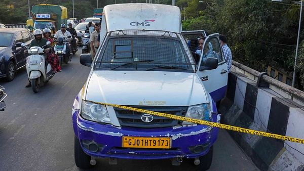 ৩০ মিনিটে উধাও ৭ কোটি টাকা! RBI কর্তা সেজে কীভাবে ডাকাতির ছক? স্তম্ভিত সকলে