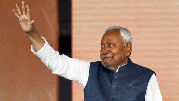 'প্লেয়ার’ নীতীশ! দশম বারের জন্য মুখ্যমন্ত্রী হিসেবে শপথ নিলেন নীতীশ কুমার, তাঁর মন্ত্রী সভায় আর কে কে?