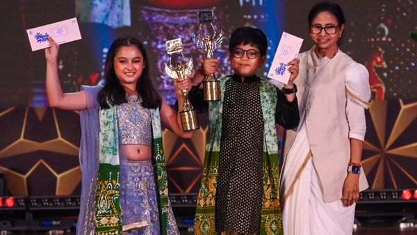 ‘কখনো মারে, আবার কখনো কুটকাচালি’! টেলি অ্যাকাডেমির পুরস্কার মঞ্চে মমতার রসিক মন্তব্যে শোরগোল সোশ্যাল মিডিয়ায়