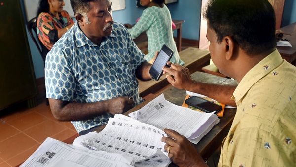 নাম বাদ পড়ার হিড়িক! হিসাব দিল কমিশন, সোমবারের তুলনায় মঙ্গলবারের বাতিলের তালিকায় কতজন ভোটার? জানুন