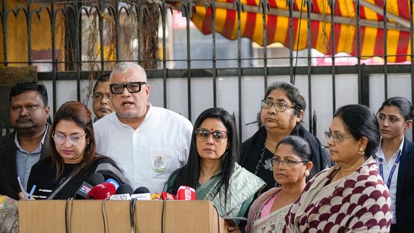 এসআইআর নিয়ে নির্বাচন কমিশনের সঙ্গে বৈঠকে চ্যালেঞ্জ তৃণমূলের, কোনও প্রশ্নেরই মেলেনি বলে দাবি প্রতিনিধিদলের
