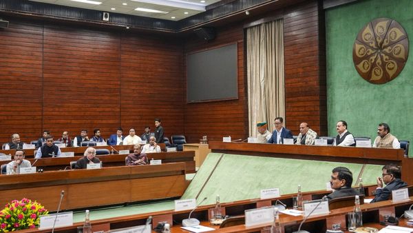 শীতকালীন অধিবেশনের আগে সংসদে সর্বদল বৈঠক! কোন ইস্যুকে হাতিয়ার করল বিরোধীরা?