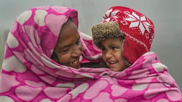 শীতের শুরুতে ছন্দপতন! নিম্নচাপের জেরে বাড়ছে তাপমাত্রা, কী জানাচ্ছে আলিপুর হাওয়া অফিস