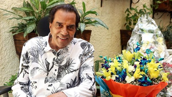 পরপর সুপারহিট দিলেও 'বলিউডের সুপারস্টার' খেতাব কোনওদিন জোটেনি ধর্মেন্দ্রর কপালে