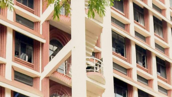 অবিবাহিত মেয়েরা বাবার থেকে ভরণপোষণের টাকা চাইতে পারে না! রায় হাইকোর্টের, নিয়ম কী বলছে?