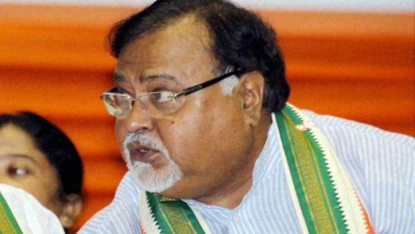 ৩ বছর ৩ মাস! বাড়ি ফিরছেন জেল মুক্ত পার্থ, চোখে জল, অনুগামীরা বলছে 'পার্থদা জিন্দাবাদ'