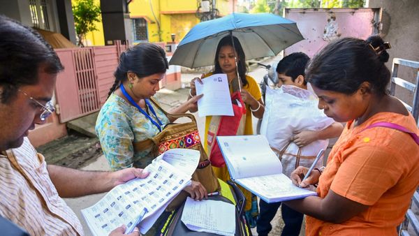ভুয়ো ও মৃত ভোটার বাদ দিতে বড় পদক্ষেপ নির্বাচন কমিশনের, পশ্চিমবঙ্গে যাচাইকরণে এআই ব্যবহারের সিদ্ধান্ত