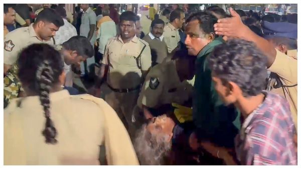 একাদশীর পবিত্র দিনে কীভাবে ঘটল এমন ভয়াবহ দুর্ঘটনা? শ্রীকাকুলামে পদস্পৃষ্টে বহু প্রাণহানি