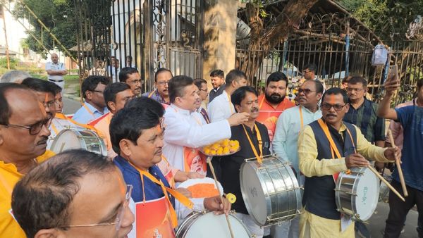 বিহারে গেরুয়া ঝড়ে উজ্জীবিত রাজ্য বিজেপি, বিধানসভার সামনে লাড্ডু বিলি শুভেন্দুর