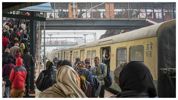 বঙ্গে ধীরে ধীরে বাড়ছে শীতের ইঙ্গিত, সকালের কুয়াশায় ঋতুর পালাবদল, আবহাওয়ার আপডেট জেনে নিন