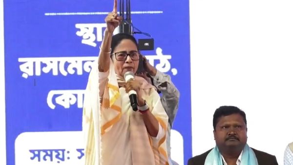 ভরা জনসভায় কেন্দ্রের চিঠি ছিঁড়ে ফেললেন মমতা! রেগে গিয়ে ১০০ দিনের কাজ নিয়ে বড় ঘোষণা করলেন তিনি