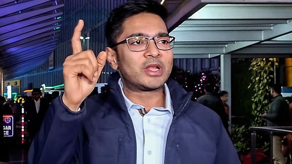 সফটওয়্যারের মাধ্যে নাম বাদ! এসআইআরে ভোট চুরি ধরে ফেলার দাবি অভিষেকের, কমিশনকেও চ্যালেঞ্জ