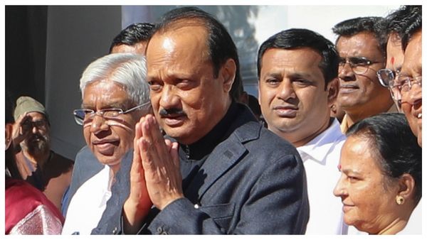 মহারাষ্ট্রে নতুন বার্তা? পুরসভা ভোটে শারদ পাওয়ারের সঙ্গে জোট অজিতের