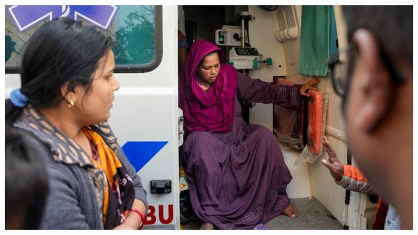 ইট, বিশৃঙ্খলা, আতঙ্ক, বাংলাদেশে ইসলামপন্থী জনতার হামলায় রক কনসার্ট ভেস্তে গেল, আহত ২০