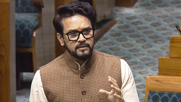 ভারতে নিষিদ্ধ ই-সিগারেটে সংসদে সুখটান! তৃণমূল সাংসদের বিরুদ্ধে অভিযোগ অনুরাগের