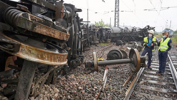 ফের ভয়াবহ ট্রেন দুর্ঘটনা জামুইয়ে! নদীতে পড়ল লাইনচ্যুত হওয়া একাধিক বগি, কী জানাচ্ছে রেল?