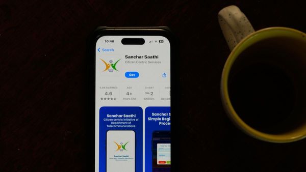 সঞ্চার সাথী অ্যাপের বাধ্যতামূলক প্রি-ইনস্টলেশনের নির্দেশ বাতিল কেন্দ্রের