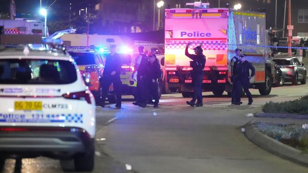 সিডনি সন্ত্রাসের দুই হামলাকারীর একজন নিকেশ, দ্বিতীয়জন গ্রেফতার, নিহত বেড়ে ১২