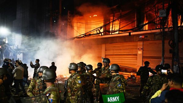 ফের জ্বলছে বাংলাদেশ! রাতভর বিক্ষোভ, ভাঙচুর ও অগ্নিসংযোগ বহু জায়গায়, কেন এই পরিস্থিতি? কী বার্তা ইউনূসের?