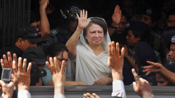 সাধারণ গৃহবধূ থেকে এক দৃঢ়চেতা নেত্রী! সংগ্রাম, ক্ষমতা ও বিতর্কে ভরা রাজনৈতিক জীবন কেমন ছিল খালেদা জিয়ার?