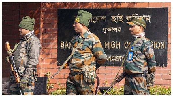 কূটনৈতিক টানাপোড়েনের মাঝেই ঢাকা ফিরলেন ভারতে নিযুক্ত বাংলাদেশের রাষ্ট্রদূত