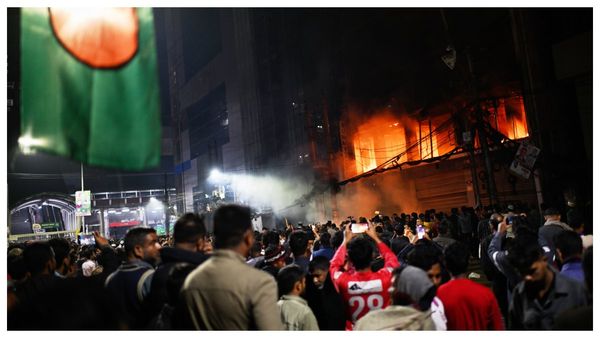 বাংলাদেশে অশান্তির ছায়া, হাদি হত্যা মামলায় সহযোগী গ্রেপ্তার, অস্ত্র উদ্ধারে বাড়ল রাজনৈতিক উত্তাপ