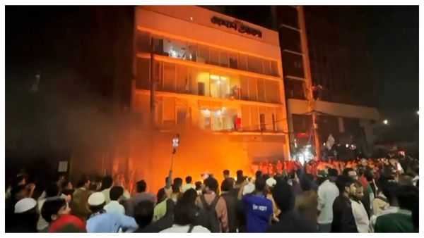 শ্বাস নিতে পারছি না, ঢাকায় বিক্ষোভের আগুনে জ্বলল সংবাদমাধ্যম, ভিতরে আটকে সাংবাদিকরা