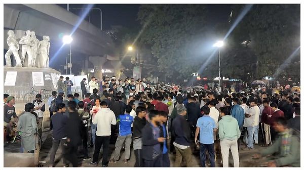 রাজশাহীতে ভারতীয় মিশনের কাছে নতুন করে বিক্ষোভ, চট্টগ্রামে জনতাকে পিছু হটাল নিরাপত্তা বাহিনী