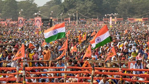 ব্রিগেডে গীতা পাঠের আসরে চিকেন প্যাটিস বিক্রেতাদের হেনস্থা ও মারধরের অভিযোগে গ্রেফতার ৩