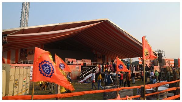 ব্রিগেডে গীতাপাঠের মহাসভায় হঠাৎ বিশৃঙ্খলা, ভিড় সামলাতে নাজেহাল নিরাপত্তা