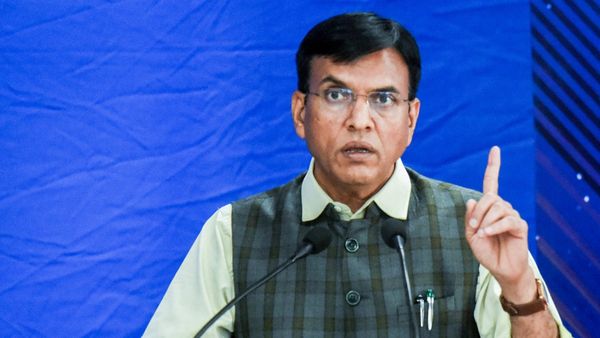 ম্যারাথন বৈঠকে অধরা সমাধানসূত্র, ভারতীয় ফুটবলের সঙ্কট কাটানোর আশ্বাস কেন্দ্রীয় ক্রীড়ামন্ত্রীর