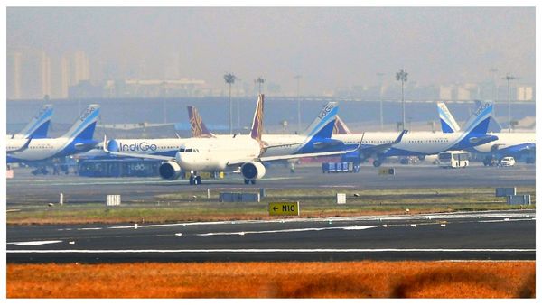 ইন্ডিগোর বিপর্যয়ে কেন আকাশছোঁয়া ভাড়া? দিল্লি ভোপাল রুটে ১.৩২ লক্ষ টিকিট, এত বাড়ল কীভাবে? জানুন