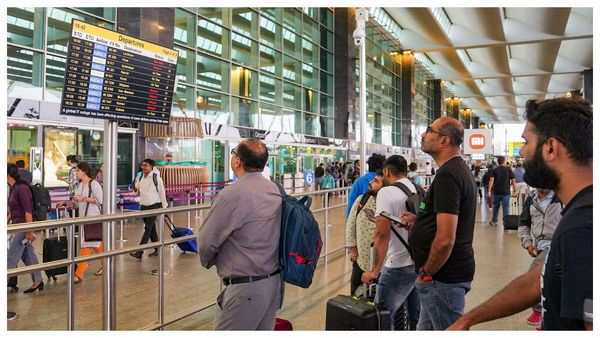 ইন্ডিগোর টানা বিপর্যয়ে আকাশে কি চলবে অচলাবস্থা? তৃতীয় দিনের ফ্লাইট বাতিলে যাত্রীদের দুর্ভোগের শেষ কোথায়?