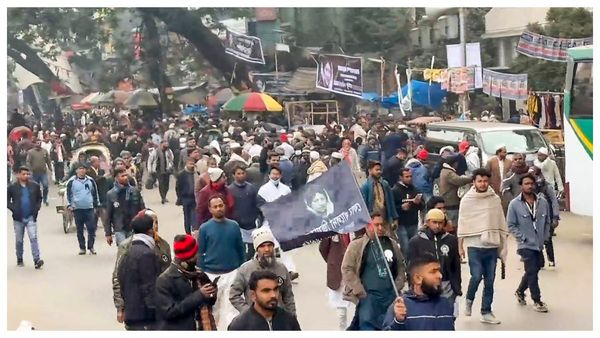 রাষ্ট্রীয় শোকের আবহে খালেদা জিয়ার শেষযাত্রা, পুত্রের হাতে প্রধানমন্ত্রীর শোকবার্তা তুলে দিলেন জয়শঙ্কর