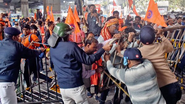 হিন্দুত্ববাদী সংগঠনকে ছত্রভঙ্গ করতে লাঠিচার্জ পুলিশের, বাংলাদেশের সঙ্গে তুলনা টেনে মমতাকে নিশানা মালব্যর