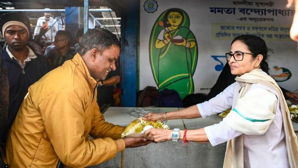 মা ক্যান্টিনে হাজির মুখ্যমন্ত্রী, পরিবেশনের ফাঁকে কথা বললেন সাধারণ মানুষের সঙ্গে
